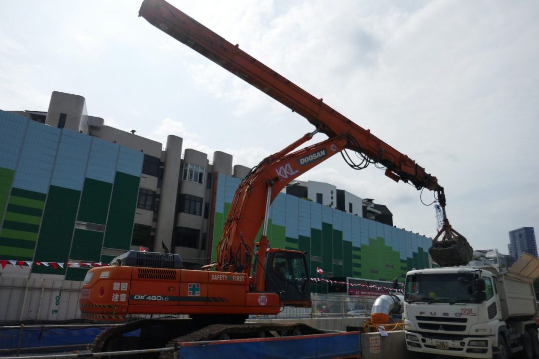 Excavator With Telescopic Boom & Clamshell Bucket