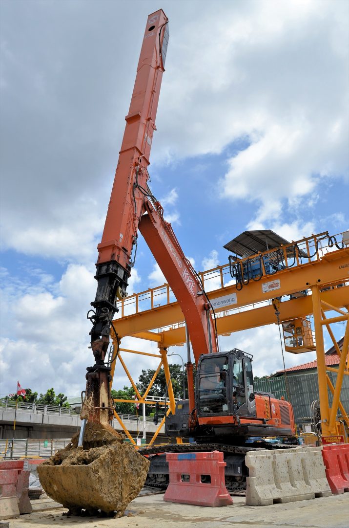KKL Excavator With Telescopic Arm & Clamshell  Bucket
