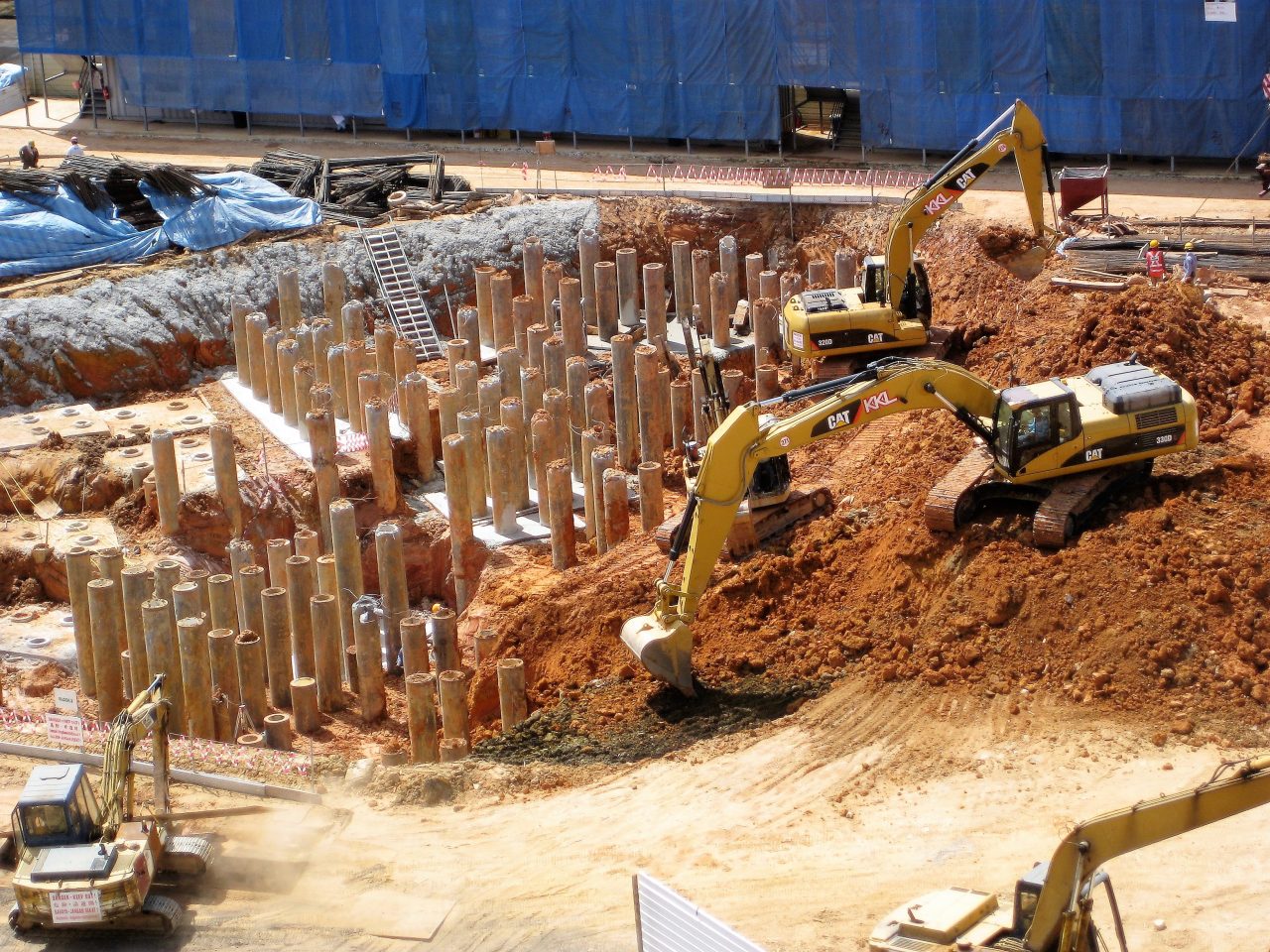 KKL Excavators Moving Earth