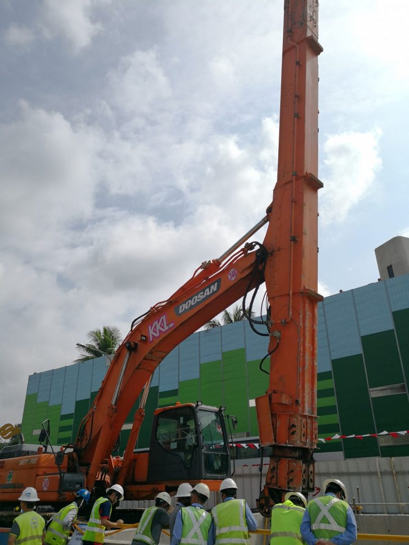 KKL Telescopic Excavator Digging Deep