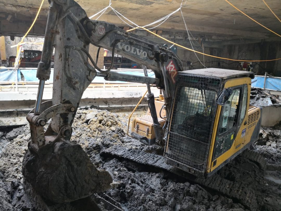 KKL Excavator Moving Wet Earth